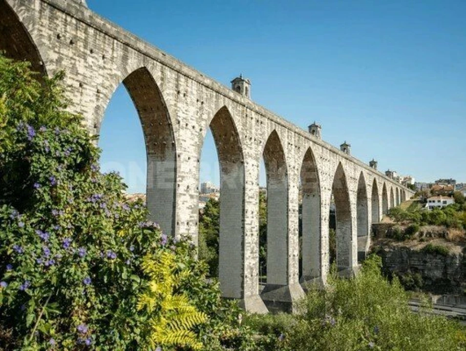 Terreno para Venda em Campolide Foto 1