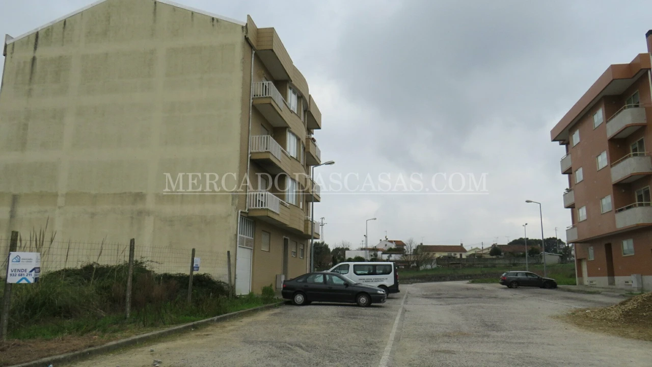Terreno para Venda em Milheiros de Poiares Foto 1