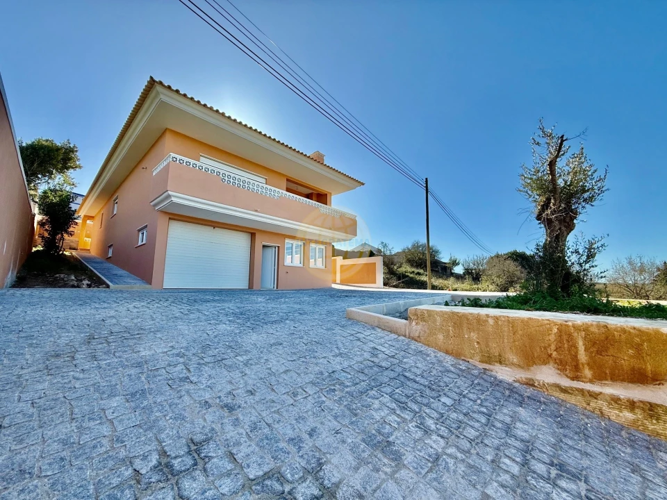 Moradia T3 para Venda em Salir de Matos Foto 3