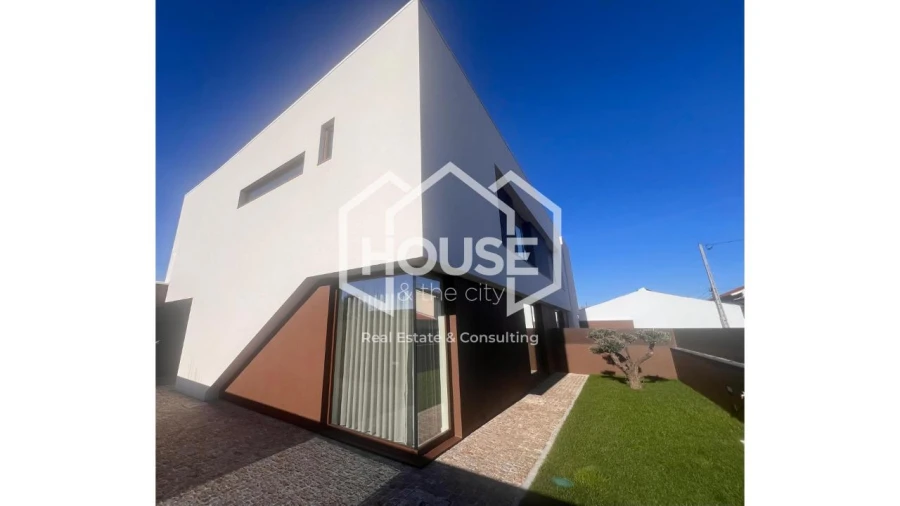 Moradia T4 para Venda em São Bernardo