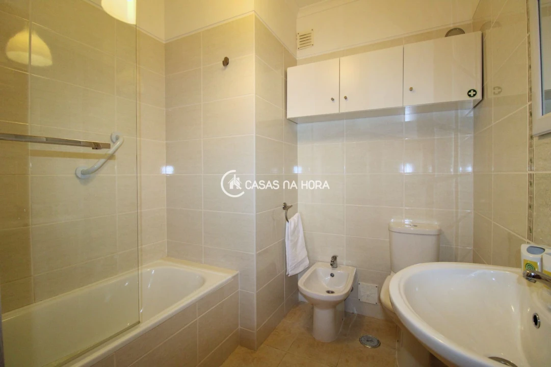 Apartamento T3 para Arrendamento férias em Estômbar e Parchal Foto 10