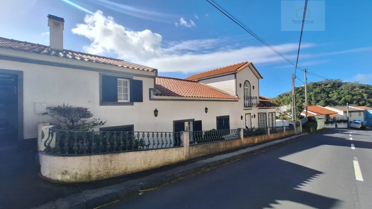 Moradia T8 para Venda em Agua de Pau Foto 4