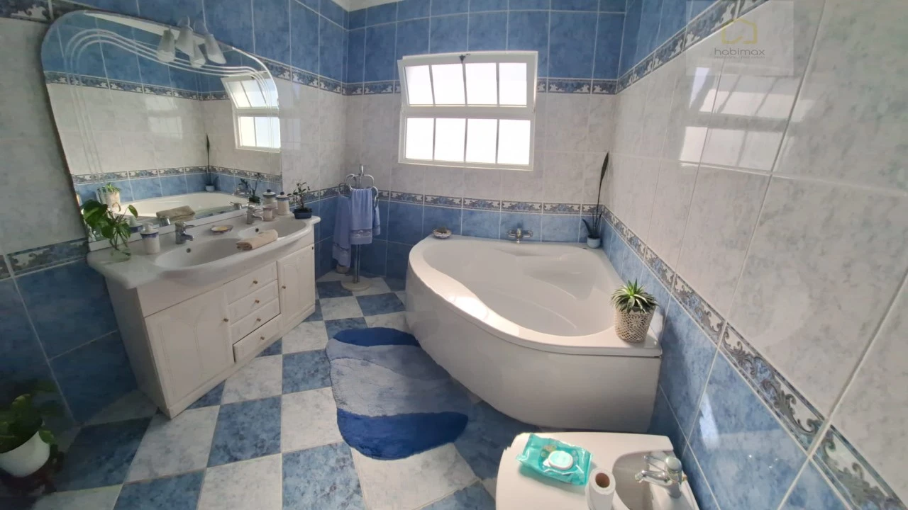 Moradia T8 para Venda em Agua de Pau Foto 25