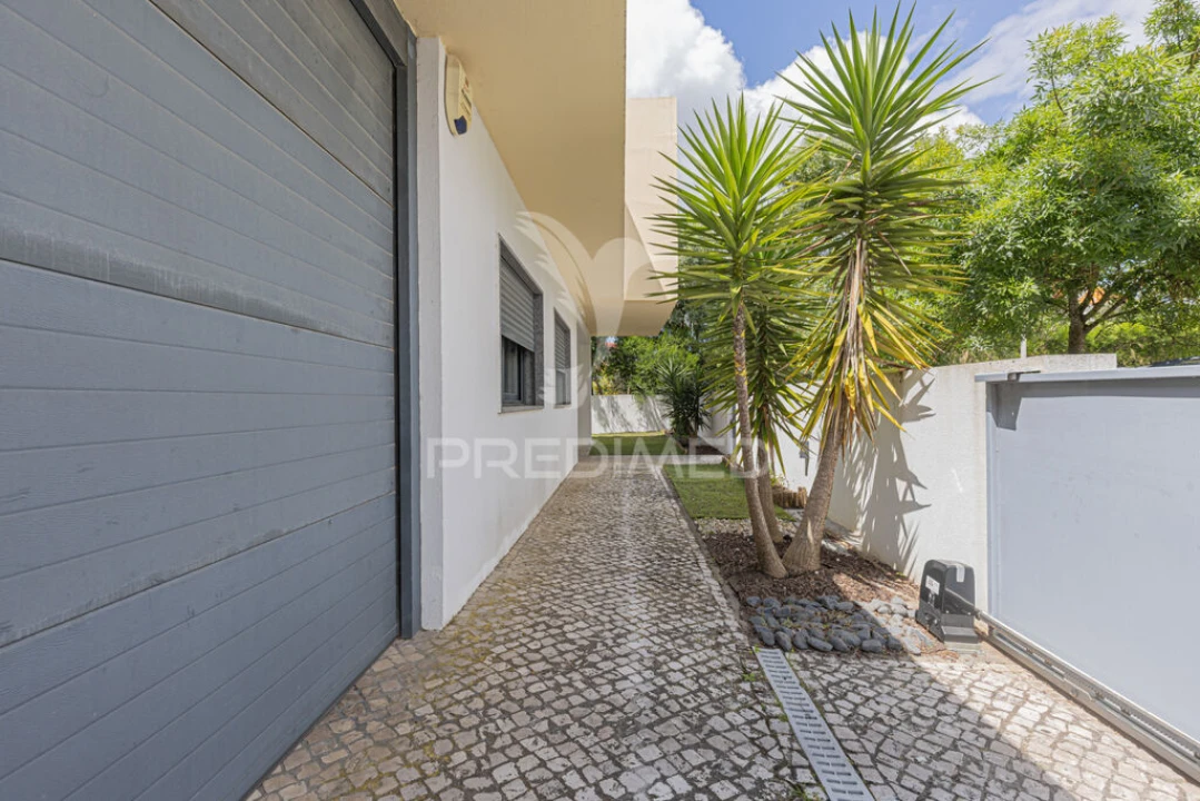 Moradia T4 para Venda em Santo Antonio da Charneca Foto 3