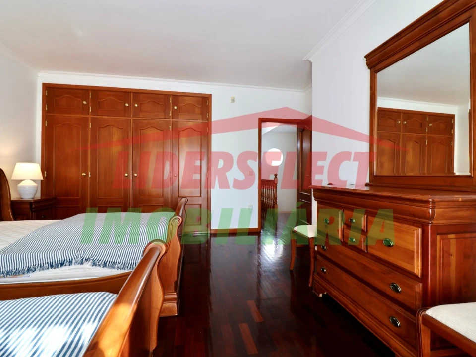 Moradia T4 para Venda em Silveira Foto 14