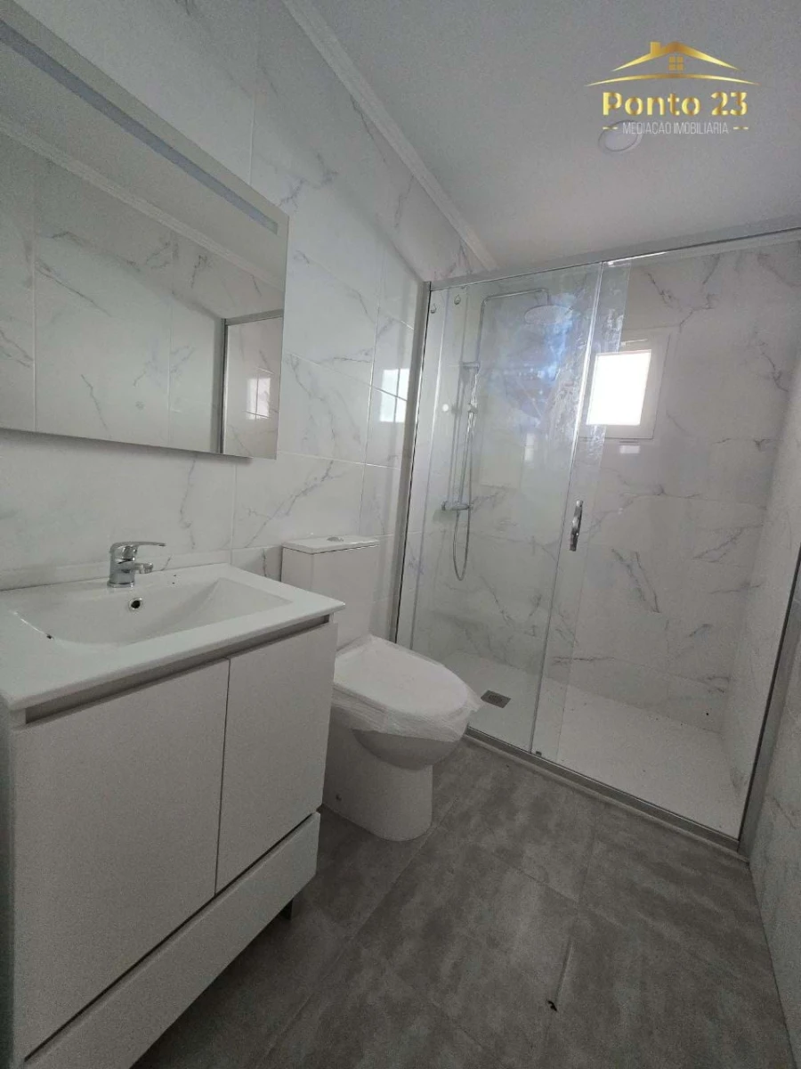 Moradia T3 para Venda em Arco da Calheta Foto 12