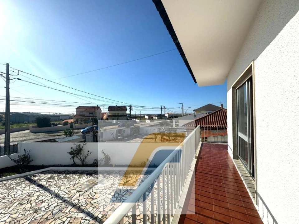 Moradia T9 para Venda em Atouguia da Baleia Foto 27