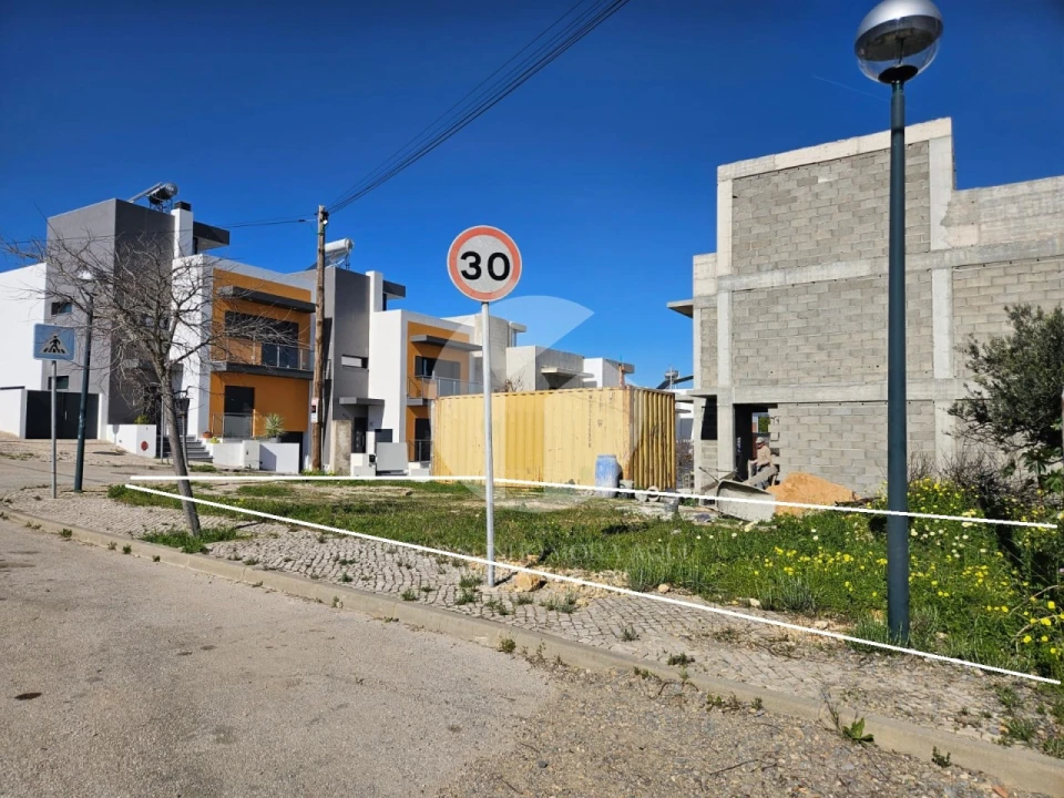 Terreno para Venda em Quelfes Foto 1
