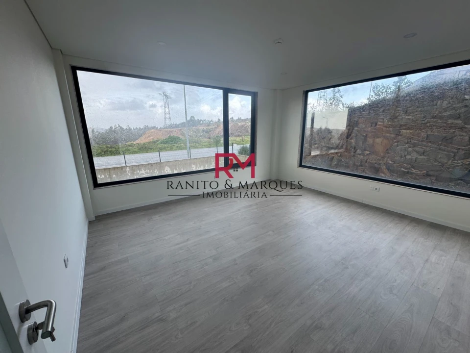 Escritório para Arrendamento em Gandra Foto 2