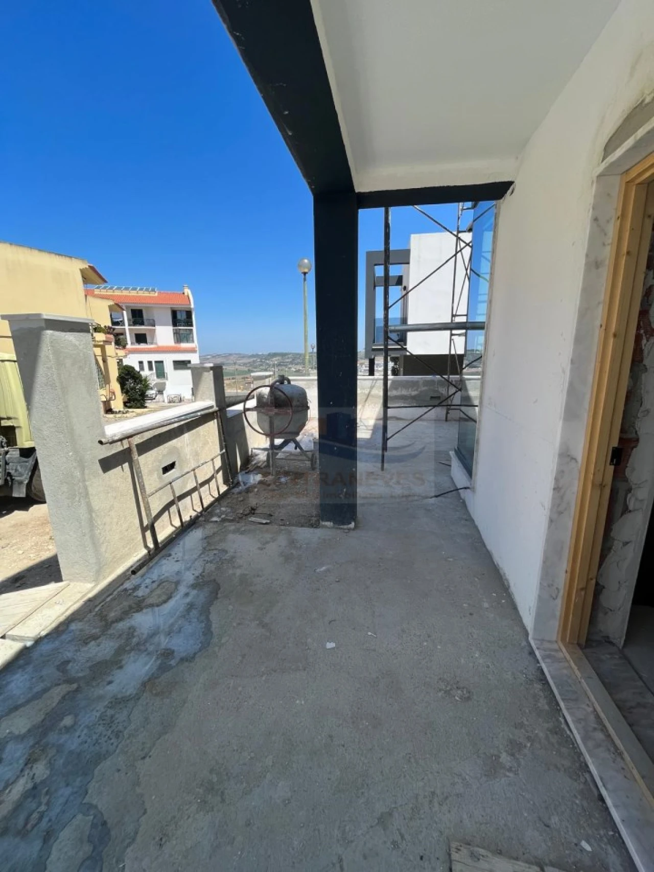 Moradia T3 para Venda em Santo António dos Cavaleiros e Frielas Foto 1