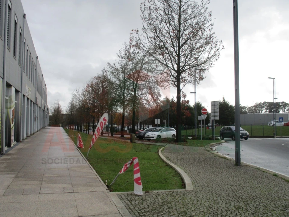 Prédio para Arrendamento em Moreira Foto 4