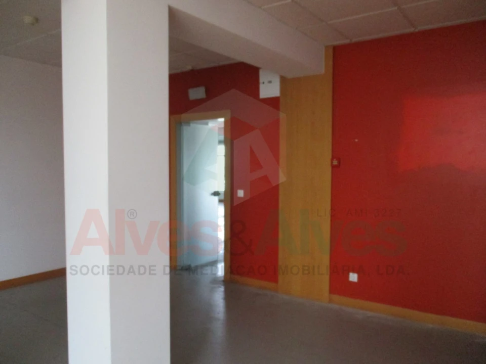 Prédio para Arrendamento em Moreira Foto 15