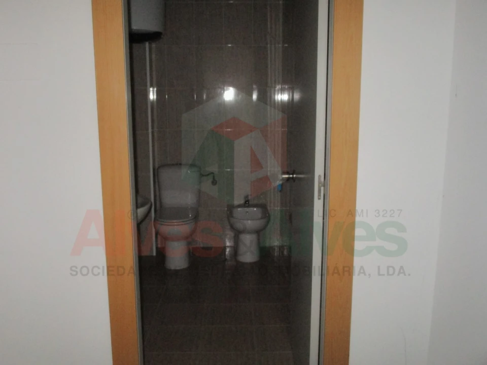 Prédio para Arrendamento em Moreira Foto 24