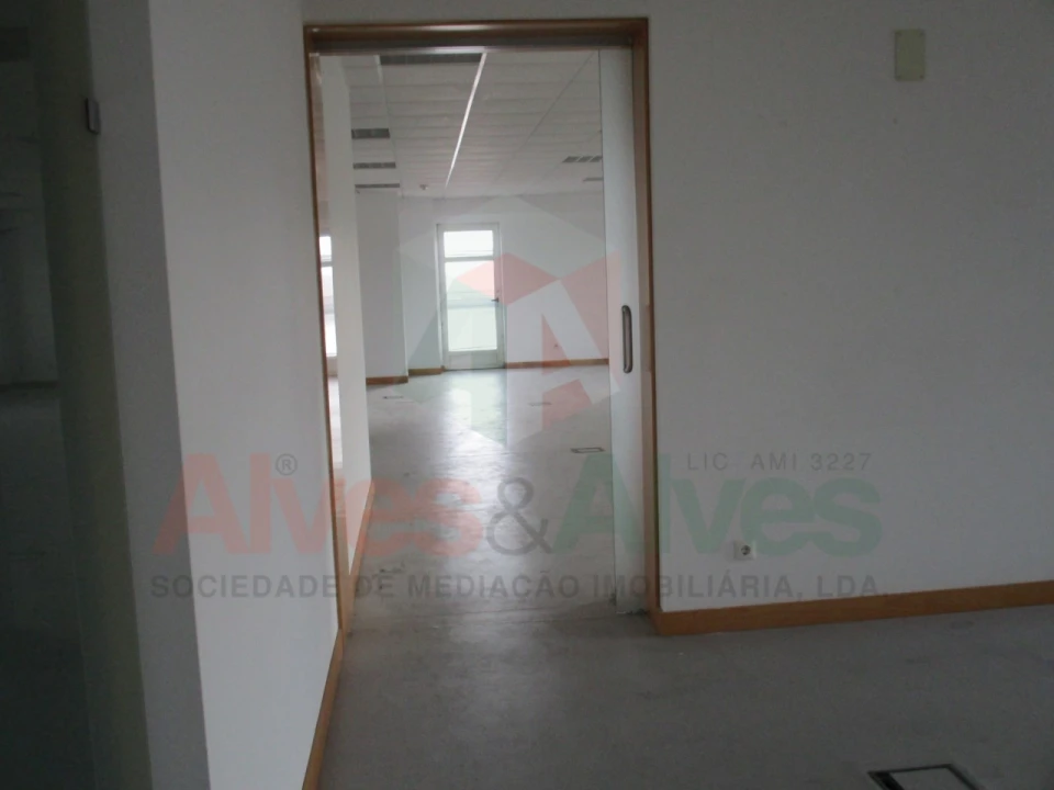 Prédio para Arrendamento em Moreira Foto 32