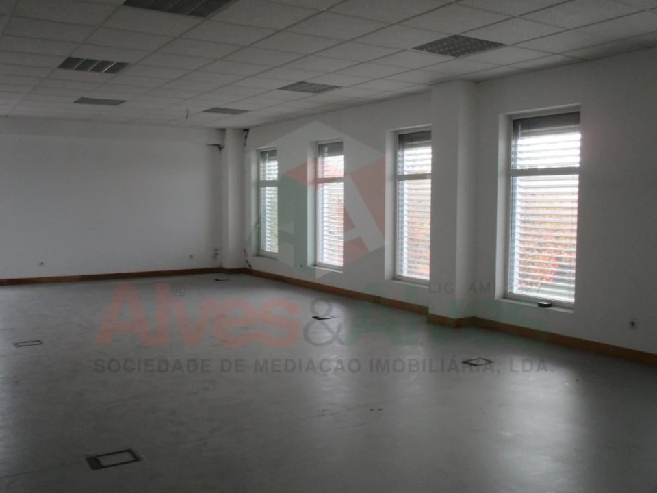 Prédio para Arrendamento em Moreira Foto 33