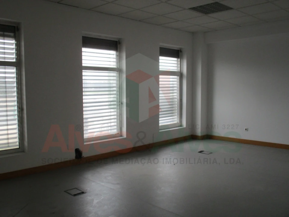 Prédio para Arrendamento em Moreira Foto 36