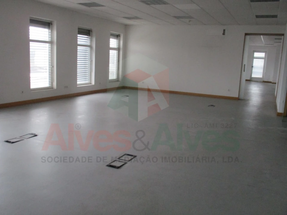 Prédio para Arrendamento em Moreira Foto 40