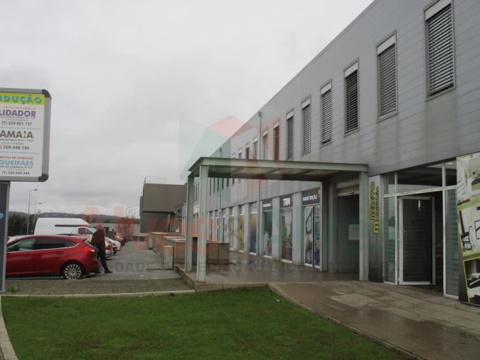 Prédio para Arrendamento em Moreira Foto 3