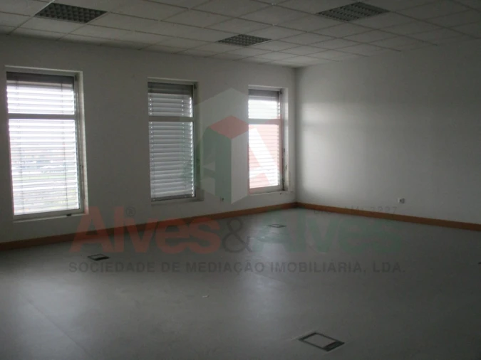 Prédio para Arrendamento em Moreira Foto 25