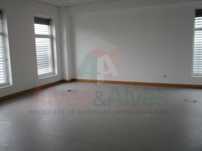 Prédio para Arrendamento em Moreira Foto 35
