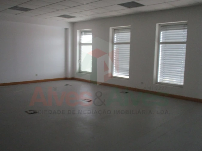 Prédio para Arrendamento em Moreira Foto 39
