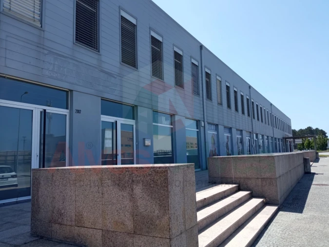 Prédio para Arrendamento em Moreira