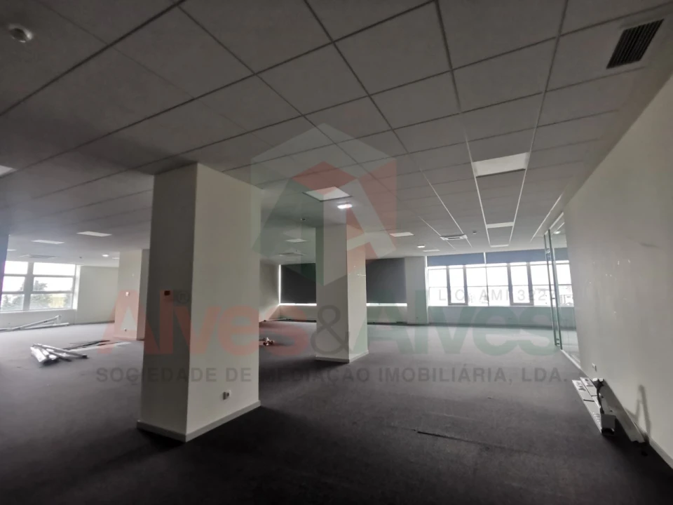 Prédio para Arrendamento em Cidade da Maia Foto 2