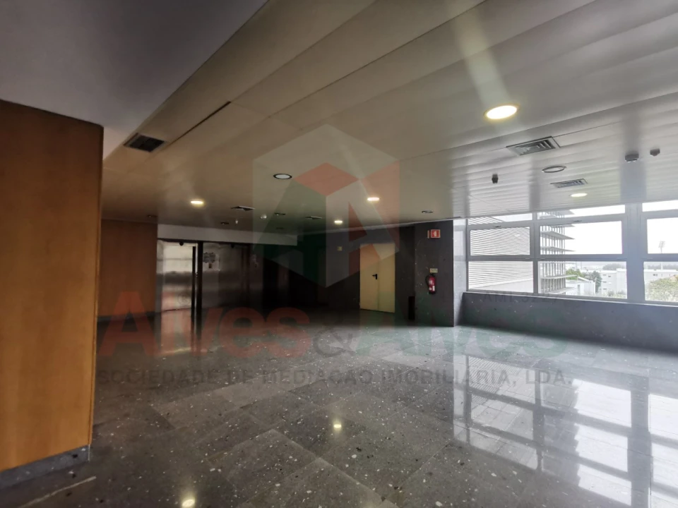 Prédio para Arrendamento em Cidade da Maia Foto 11