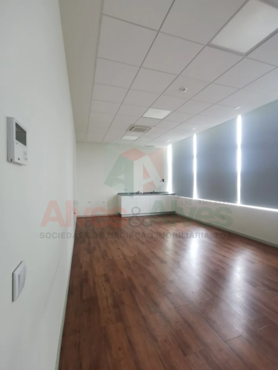 Prédio para Arrendamento em Cidade da Maia Foto 6