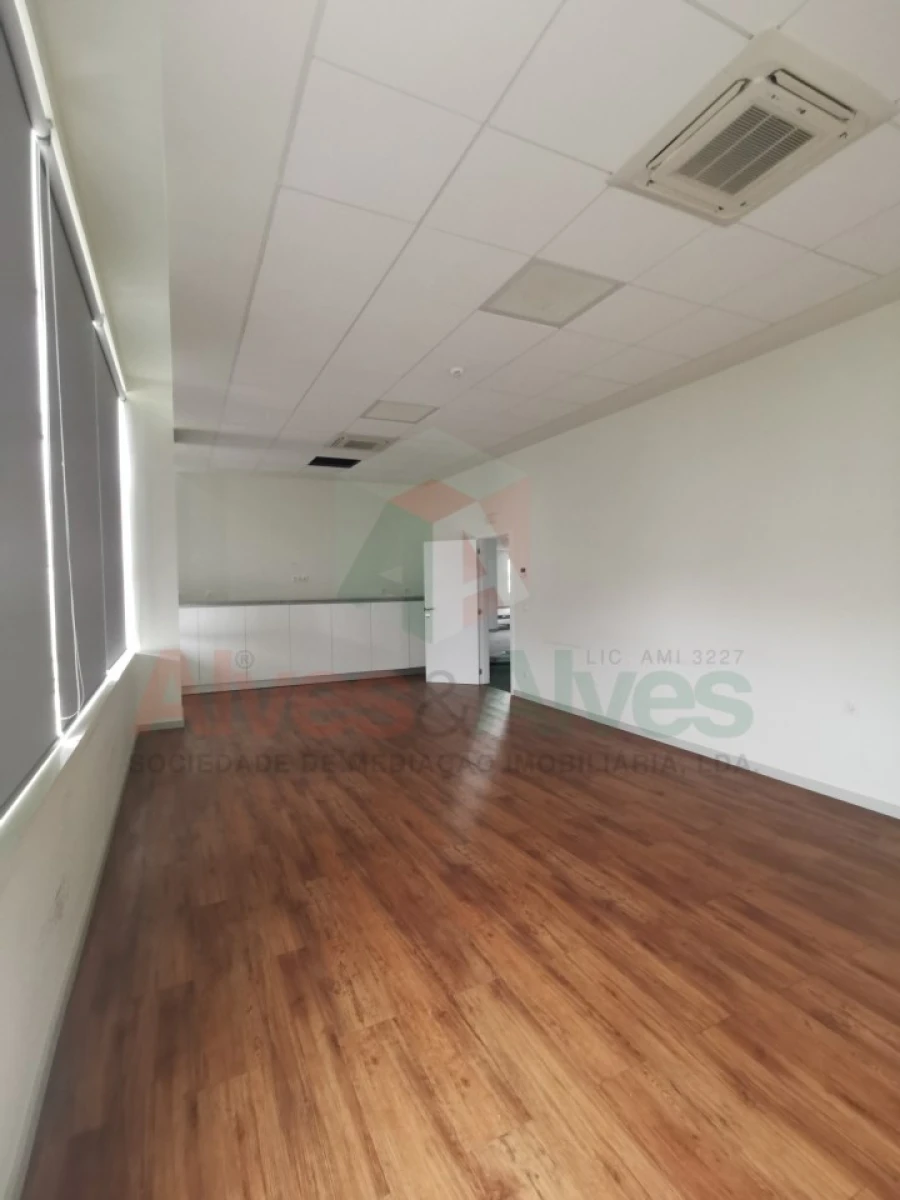 Prédio para Arrendamento em Cidade da Maia Foto 7