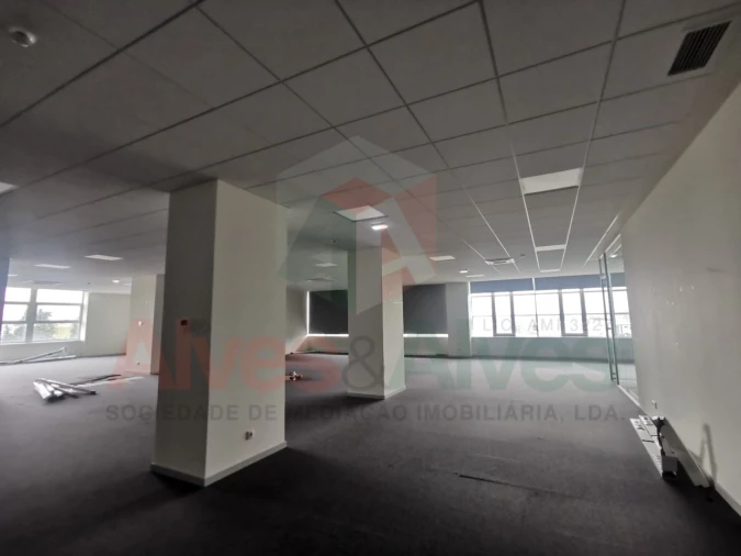 Prédio para Arrendamento em Cidade da Maia Foto 2