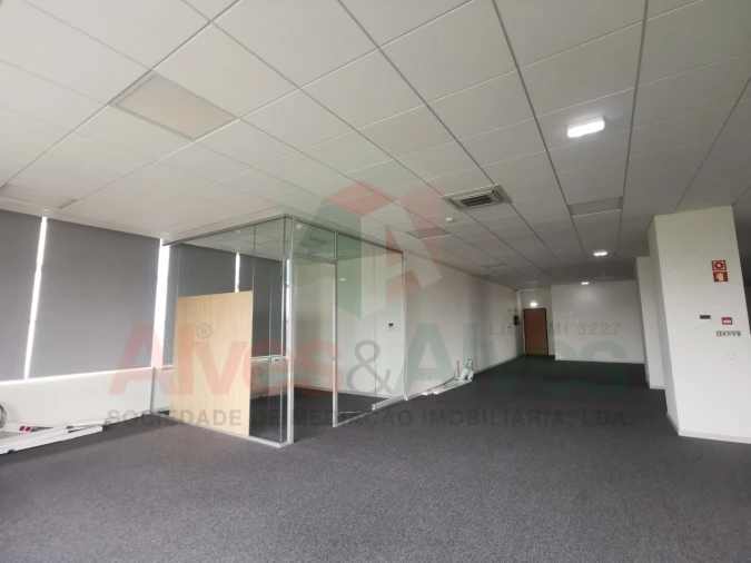 Prédio para Arrendamento em Cidade da Maia Foto 3