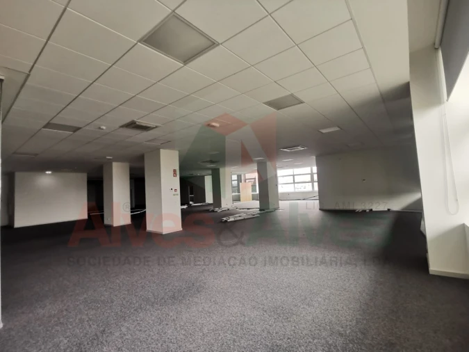 Prédio para Arrendamento em Cidade da Maia Foto 9