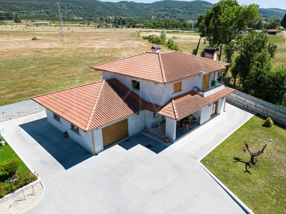 Moradia T4 para Venda em Bornes de Aguiar Foto 3