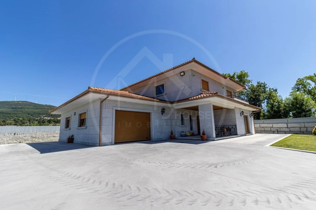 Moradia T4 para Venda em Bornes de Aguiar Foto 4