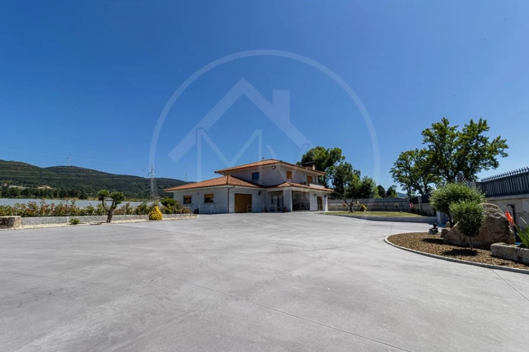 Moradia T4 para Venda em Bornes de Aguiar Foto 10