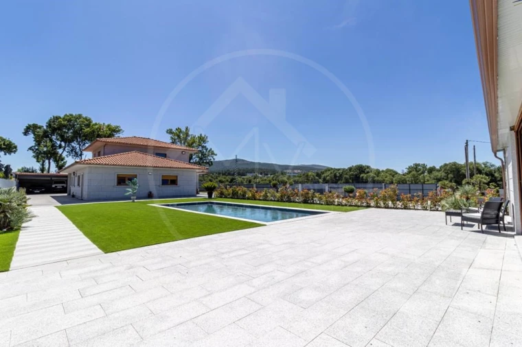 Moradia T4 para Venda em Bornes de Aguiar Foto 9