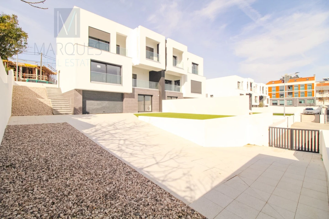 Moradia T4 para Venda em Corroios Foto 1