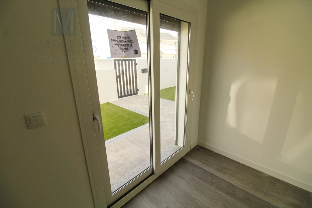 Moradia T4 para Venda em Corroios Foto 12