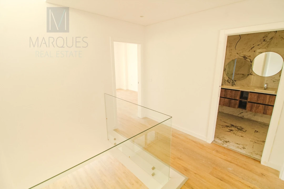 Moradia T4 para Venda em Corroios Foto 26