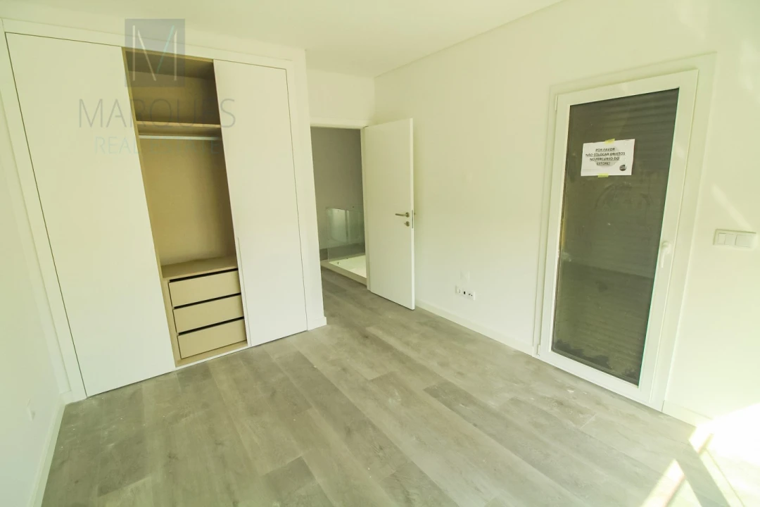 Moradia T4 para Venda em Corroios Foto 31