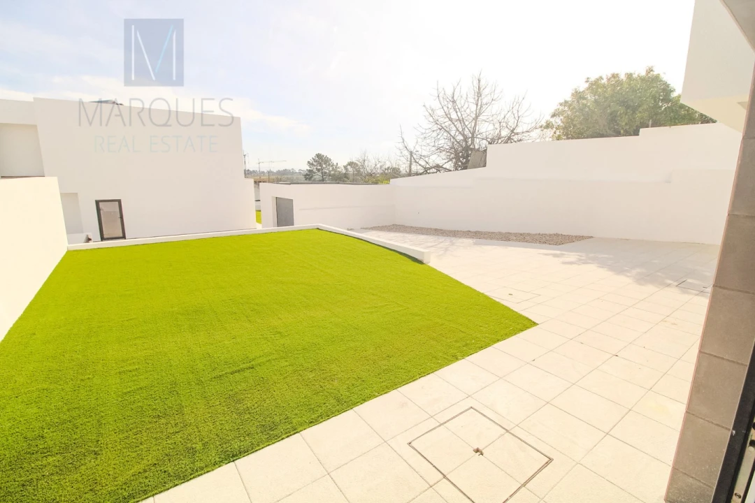 Moradia T4 para Venda em Corroios Foto 38