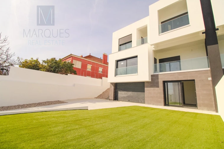 Moradia T4 para Venda em Corroios Foto 2