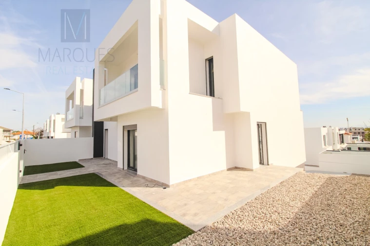 Moradia T4 para Venda em Corroios Foto 3