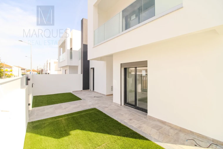 Moradia T4 para Venda em Corroios Foto 4