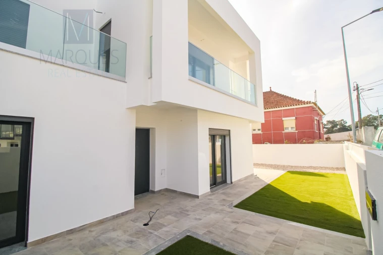 Moradia T4 para Venda em Corroios Foto 5