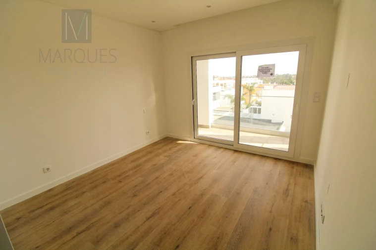 Moradia T4 para Venda em Corroios Foto 25