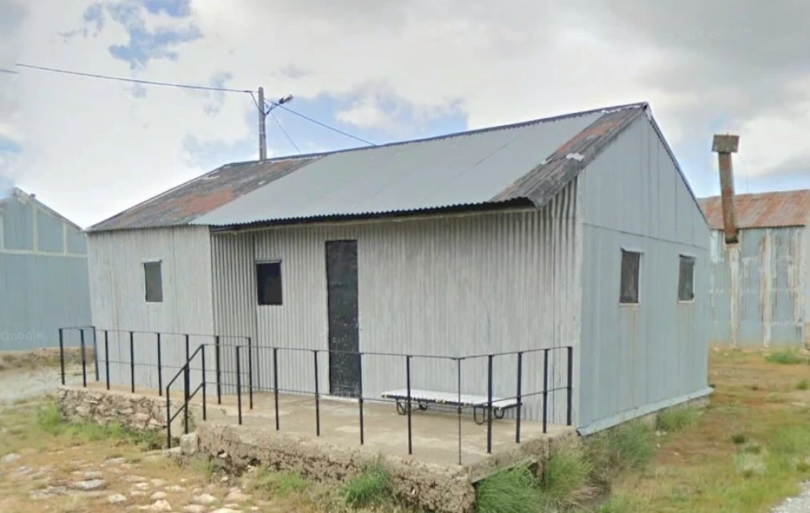 Moradia T2 para Venda em Cortes do Meio Foto 2