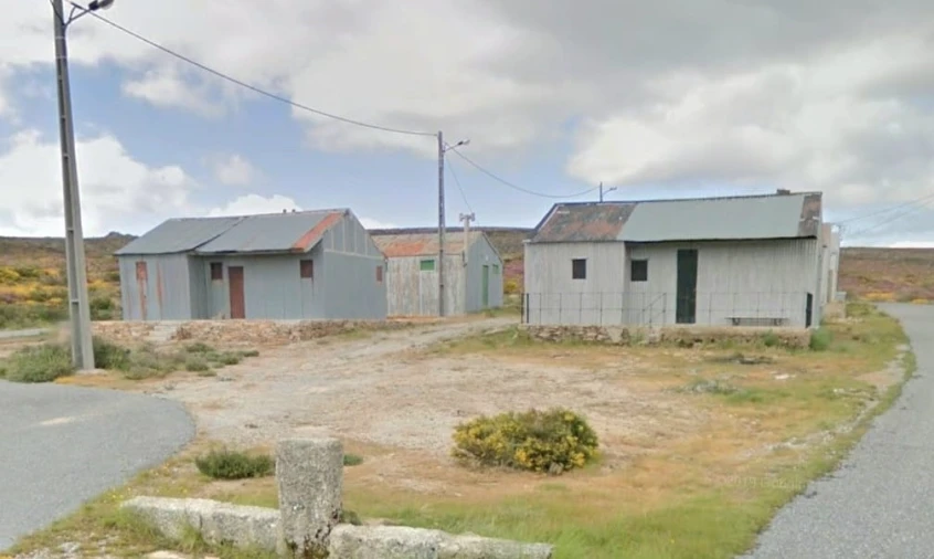 Moradia T2 para Venda em Cortes do Meio Foto 4