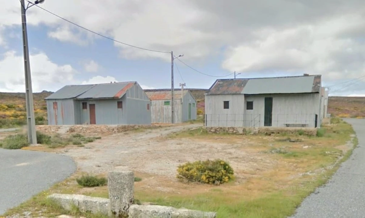 Moradia T2 para Venda em Cortes do Meio Foto 4